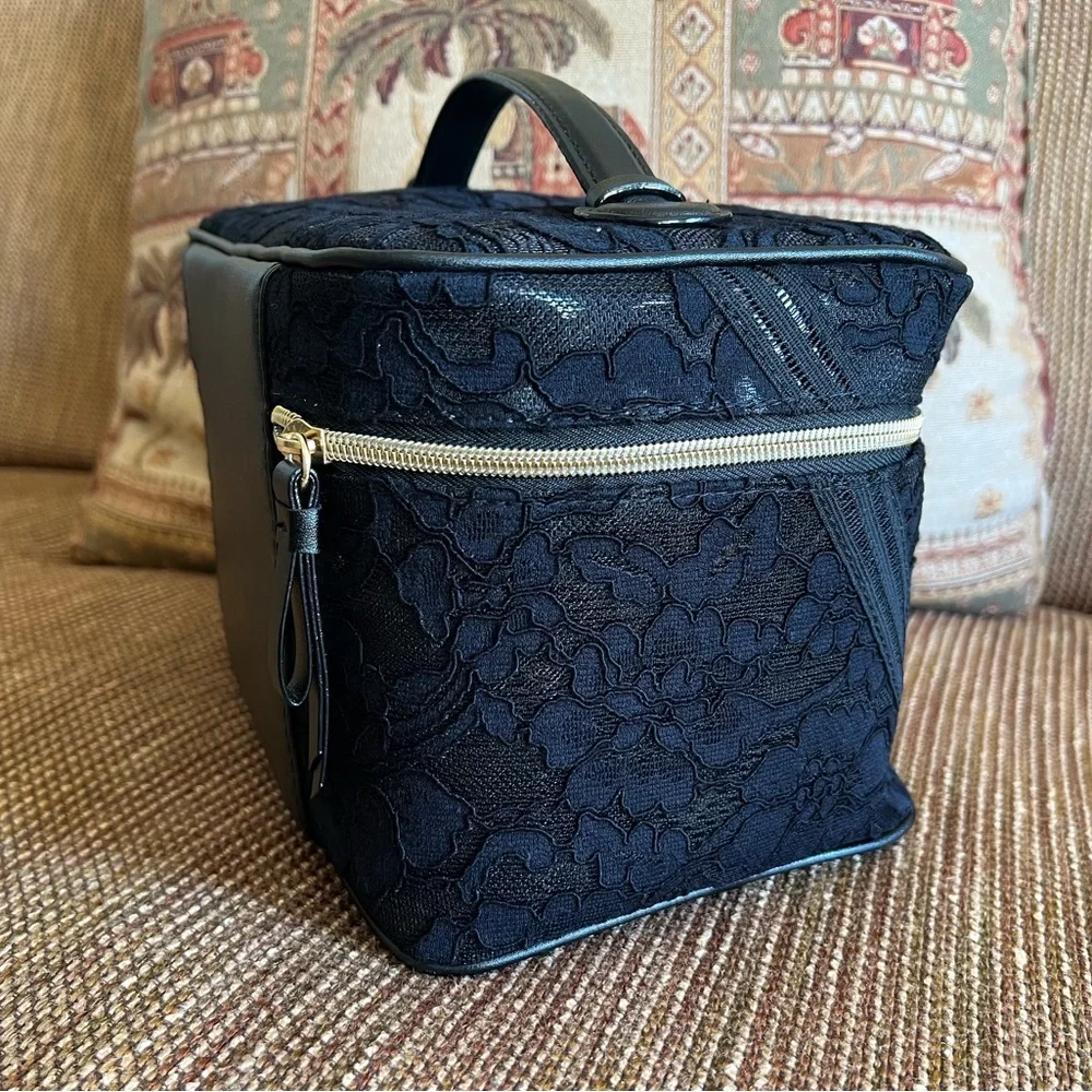 ✅Victoria's Secret - Black Floral Lace Cosmetic Travel Bag! - Picture 2 of 6